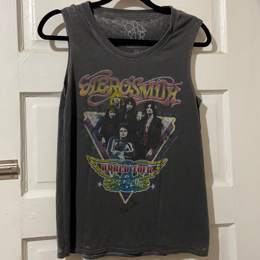 Sleeveless tops in light weight .